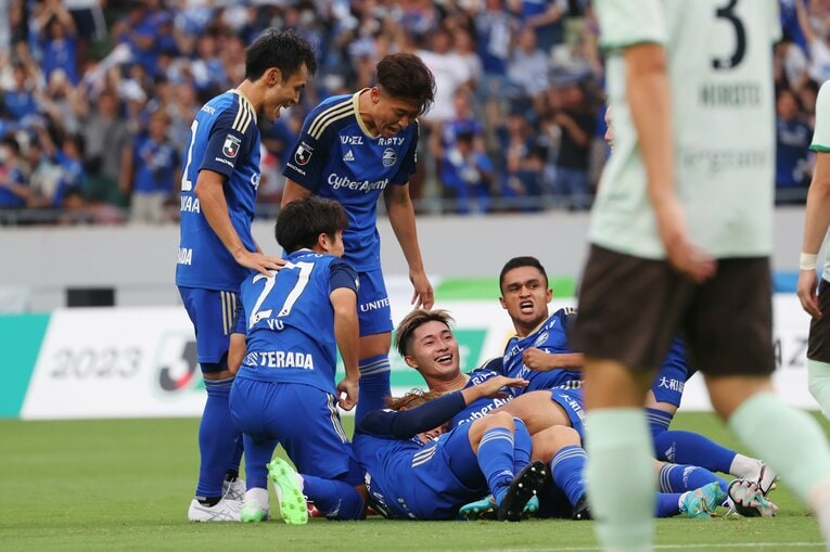 32試合終了時点で勝ち点67。1試合消化が少ないにもかかわらず、2位磐田に勝ち点9差をつけている　©AFLO