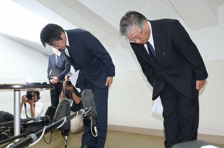 出場辞退に関する記者会見の冒頭、頭を下げる広陵の堀正和校長（右から2人目）ら　©JIJI PRESS