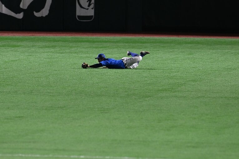 日本シリーズ第5戦、またも魅せた！ 桑原将志のスーパーキャッチ（5枚目／全9枚中）　©Naoya Sanuki