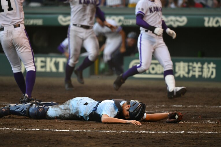 金足農業にサヨナラ2ランスクイズを決められ、悔しがる近江・グラウンドに有馬諒捕手（当時2年）©︎Hideki Sugiyama