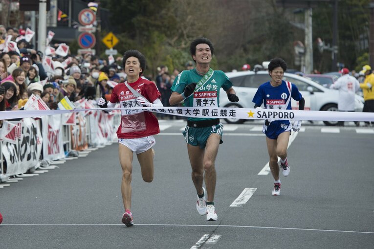 2013年、89回箱根駅伝5区ゴールで青学大・松田直久とデッドヒートを繰り広げる小山司（左、当時帝京大3年）　©Asami Enomoto