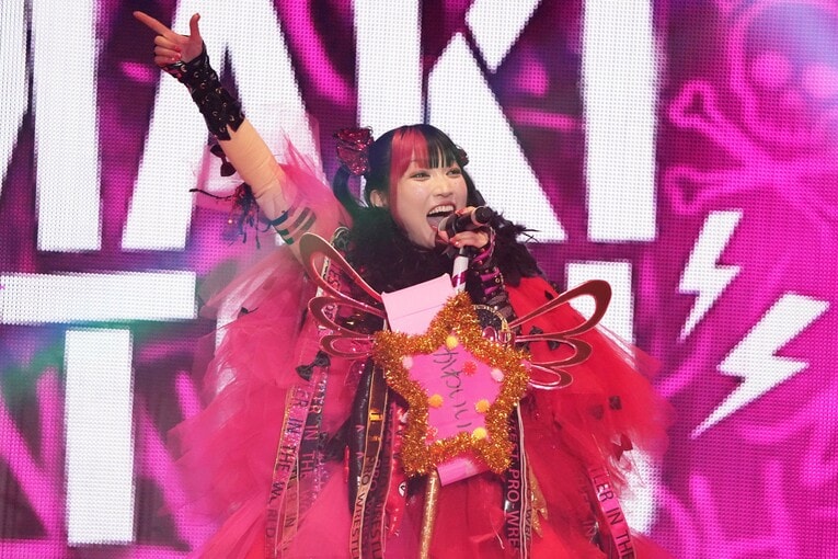 歌って入場する伊藤麻希　©Essei Hara