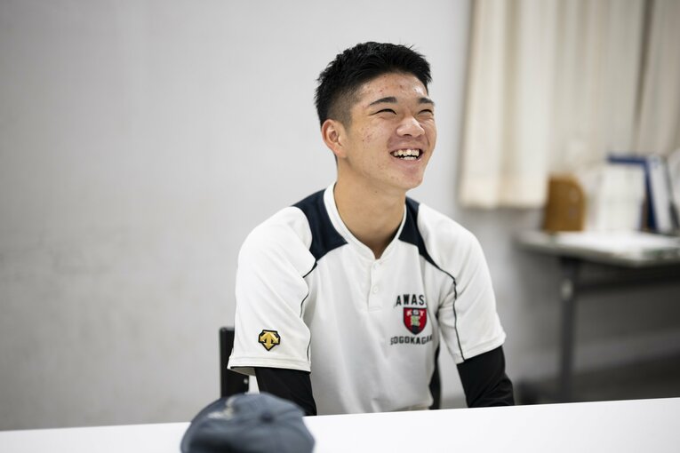 まだあどけなさを残した表情で屈託ない笑顔を浮かべる小宮　©Tomosuke Imai