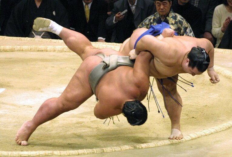 2001年11月、豪快な上手投げでライバル武双山を破る魁皇　©JIJI PRESS