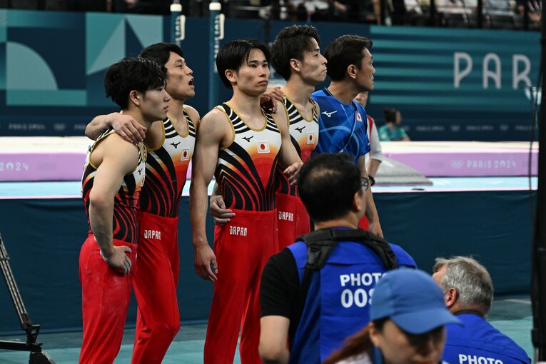 橋本の演技を見守る（左から）岡慎之助、谷川航、萱和磨、杉野正尭　©Naoya Sanuki/JMPA