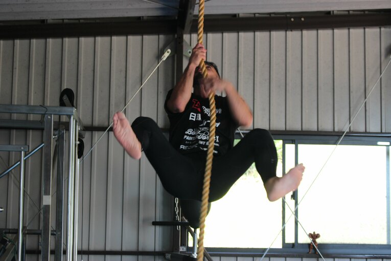 腕の力だけで行う綱登りトレーニング（1枚目／全3枚）©Number Web