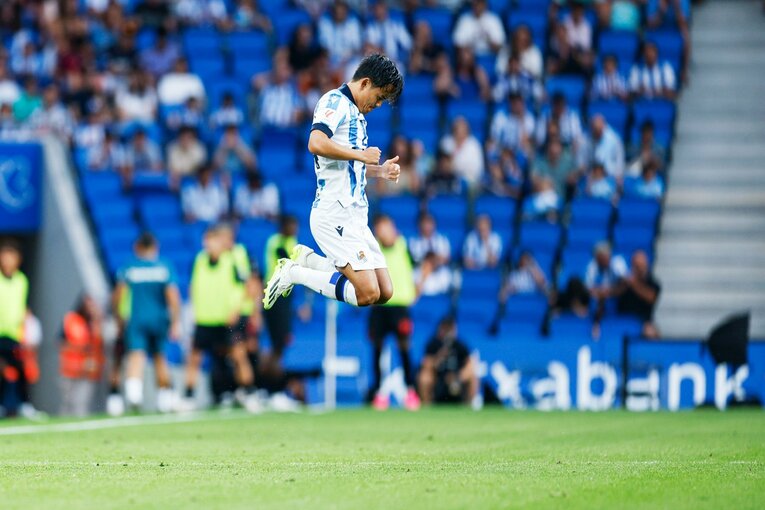 久保建英22歳が試合中“舌をペロッ＋笑顔”で…「クボいるの？」子供人気は今季も！ カメラマンが撮った“ソシエダ2年目開幕前のワクワク”(21)