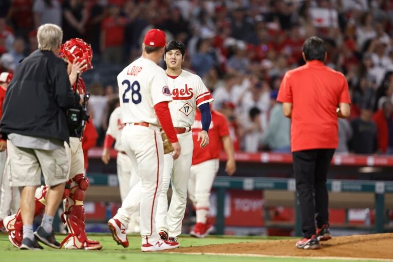 神救援のループに嬉しそうな表情で駆け寄る大谷　©Getty Images