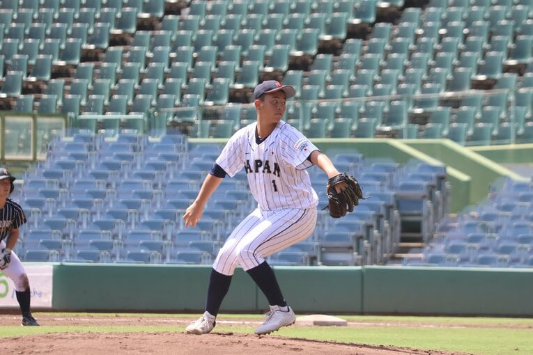 U18日本代表で力投する間木　©Fumi Sawai