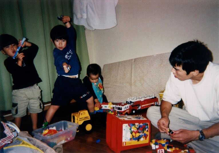 幼い頃の堀米3兄弟（父・亮太さん提供）