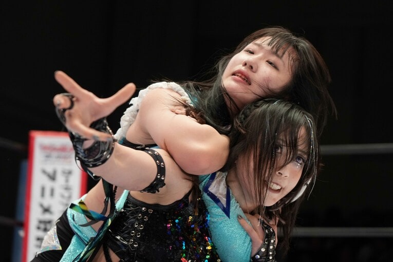 上谷沙弥をスリーパーホールドで攻める玖麗さやか　©Essei Hara