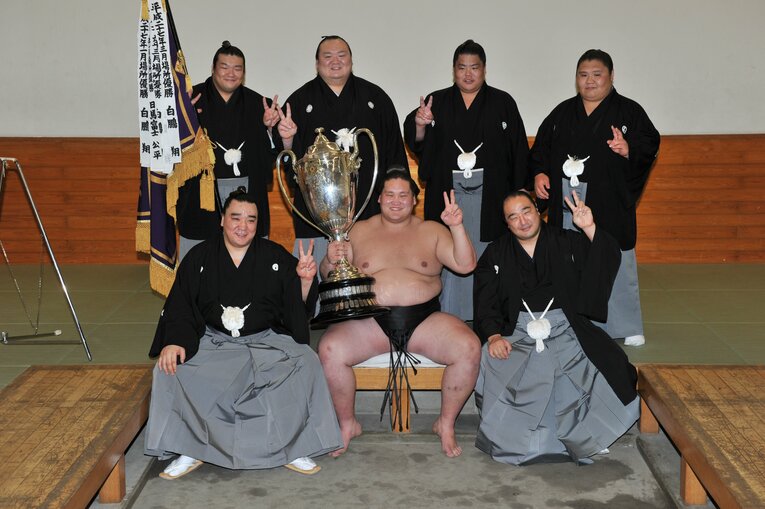 照ノ富士の初優勝後、記念撮影を行う日馬富士や安美錦ら伊勢ヶ濱部屋の力士たち　©JMPA
