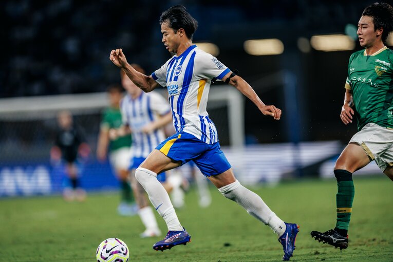 日本ツアーで三笘が見せた「ヒールターンからの必殺ドリブル突破とアウトサイドシュート」（全15枚）©Kiichi Matsumoto