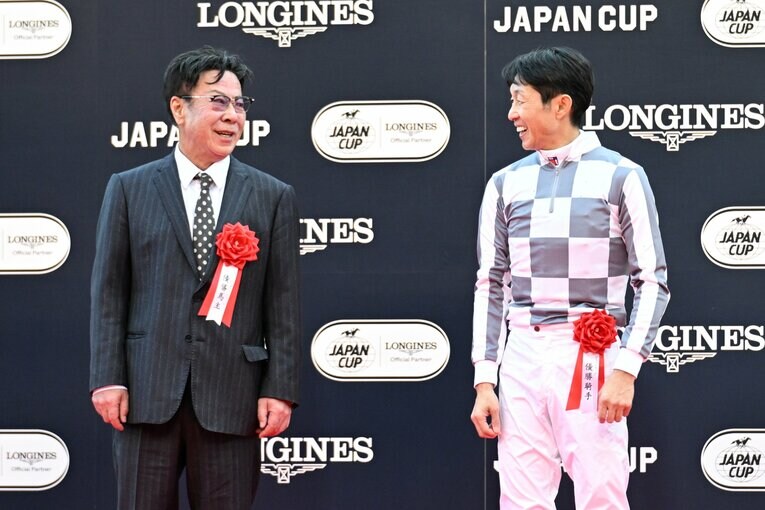 表彰式で談笑する松島正昭オーナーと武豊　©Keiji Ishikawa