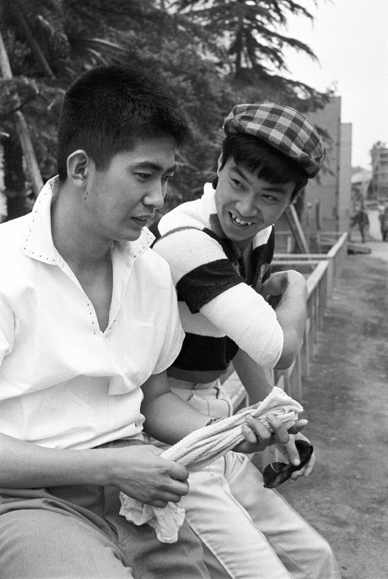 石原慎太郎（左）と裕次郎（1958年撮影） ©BUNGEISHUNJU
