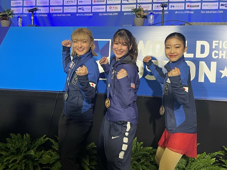 左から2位となった坂本花織、優勝したアリサ・リュウ、3位の千葉百音　©Akiko Tamura