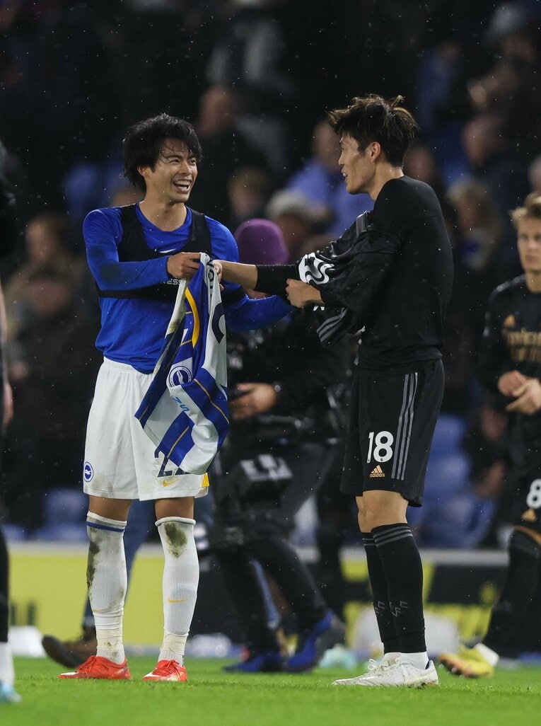 2023年1月1日のブライトン戦。60分から右サイドバックで途中出場した冨安健洋。三笘薫とマッチアップし、試合後に2人は笑顔でユニフォーム交換をした　©AFLO