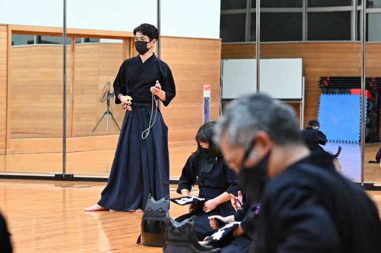 活動を見守る戸崎総代表　©Keiji Ishikawa