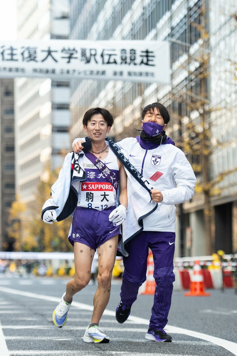 石川を迎える神戸（逆転優勝のゴールシーン18/23） ©Nanae Suzuki