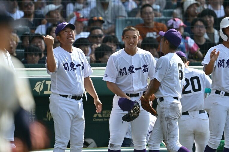 大きなジェスチャーで選手と談笑するのは準優勝・関東一の米澤監督　©Hideki Sugiyama