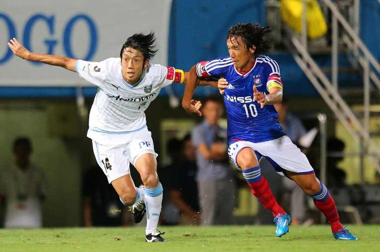 2014年8月23日、J1第21節でマッチアップする中村俊輔と中村憲剛。同試合は横浜F・マリノスが2-0で川崎フロンターレに勝利した ／ photograph by AFLO