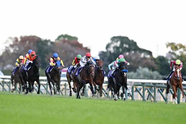 直線半ばで先頭に立ったドウデュース　©Keiji Ishikawa