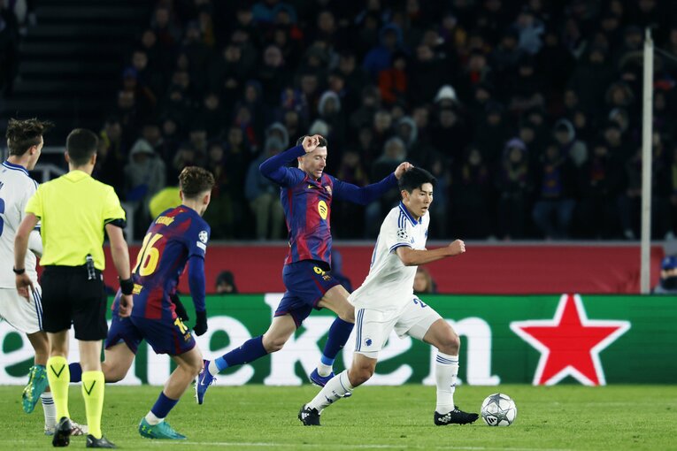 レバンドフスキvs鈴木淳之介…写真は右へ続きます　©Daisuke Nakashima