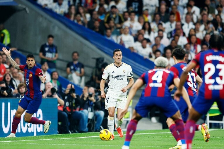 あっさりと侵入を許したカンセロ、バスケスは冷静にルックアップしている様子が分かる