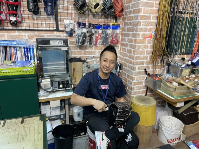 野球専門店・ベースマン立川店のカリスマ店長、星徹弥さん。「野球用具ソムリエ」の異名を持つ