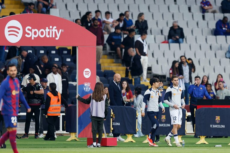 バルサ戦、ザハリャンと談笑しながらアップのためにピッチ姿を現した　©Daisuke Nakashima