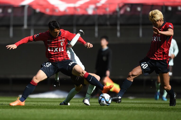 2023年2月のプレシーズンマッチ。守備に奔走する鈴木優磨と知念慶