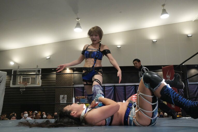 「他では見られない安納サオリだった」人気女子レスラー“3試合出ずっぱり”の凱旋興行に密着「体重が4kg減って…そりゃそうですよね」(87)