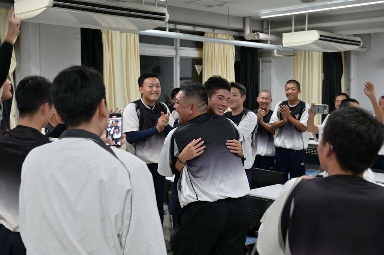 涙を流して遠藤先生と抱き合った（写真提供：川崎総合科学高校）