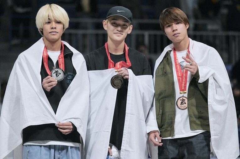 2023年12月スケートボード世界選手権での（右から）3位の堀米雄斗、優勝の白井空良、3位の根附海龍。五輪代表争いは“理不尽”ながら熱を帯びる　©Yuki Suenaga