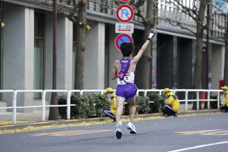 優勝を確信した石川は右拳を突き上げる（逆転優勝のゴールシーン9/23）　©JMPA©JMPA