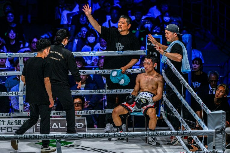 6ラウンンド終了後、右肩脱臼により棄権となった西田。偶然のバッティングにより右目の視界もふさがれていた　©︎Takuya Sugiyama