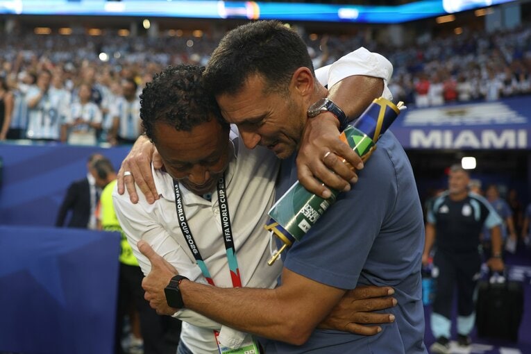 カーボベルデのブビスタ監督とアルゼンチンのスカローニ監督のハグ　©Getty Images