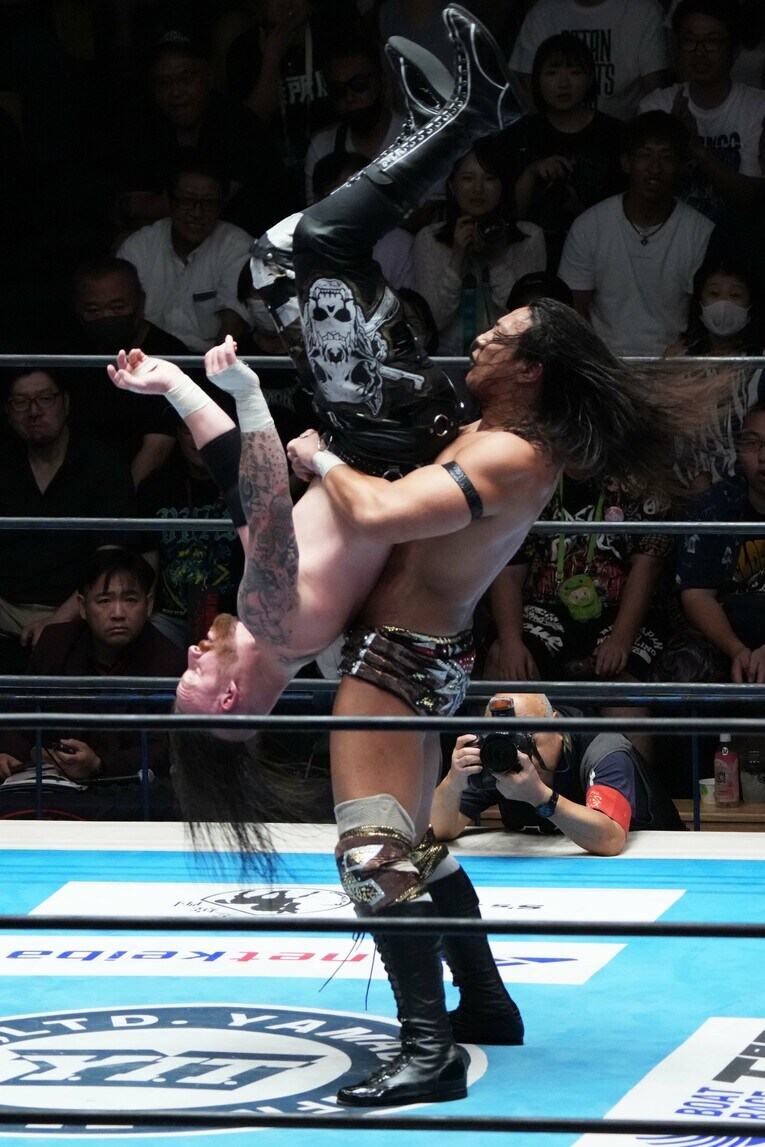 デビッド・フィンレーにパワーボムを仕掛ける竹下幸之介　©Essei Hara