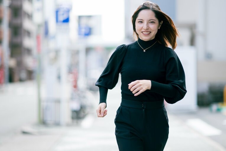 撮影中には現役時代さながらの走りを見せる場面も！ ©Miki Fukano