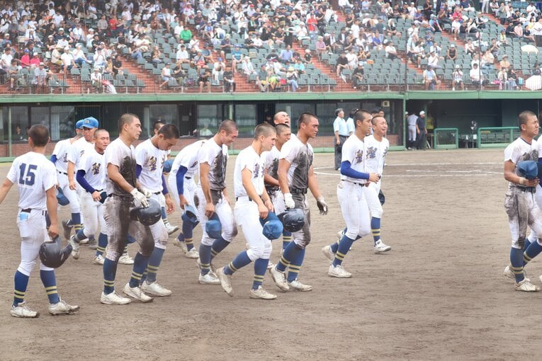 福島県大会の準決勝で敗れ、涙にくれる聖光学院ナイン　©Genki Taguchi