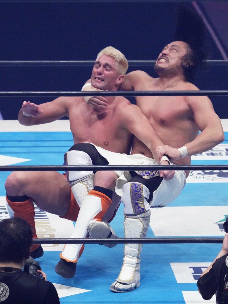 ザック・セイバーJr.に河津落としをかける後藤洋央紀　©Essei Hara