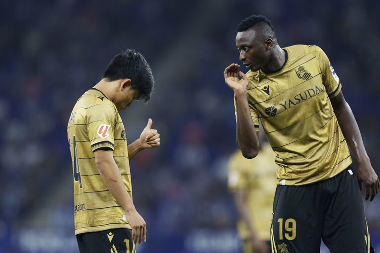 「試合前…笑顔だったのに」久保建英“怒りのゴラッソ物議パフォ”長年追うカメラマンが間近で見た全事実「仲間は振り払われてもハグ」(12)