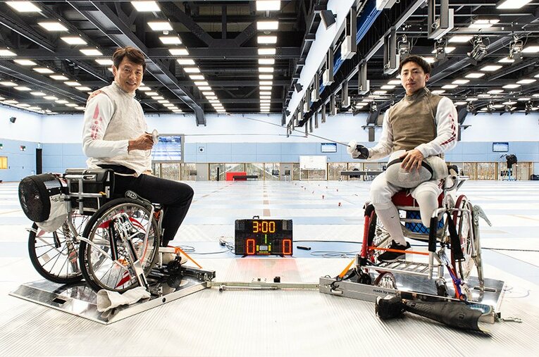 真新しいナショナルトレーニングセンター東館にて、車いすフェンシングの加納慎太郎と松岡修造。 ／ photograph by Nanae Suzuki