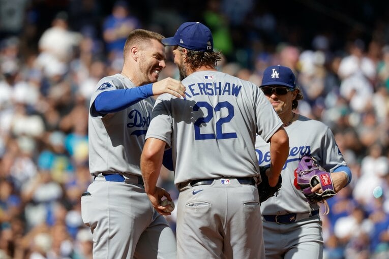 【全100枚超／涙なしには見られない…カーショーと大谷、ドジャースのテレビに映らない名場面】レギュラーシーズン最終登板、無失点の好投を見せてフリーマンとハグ　©Getty Images