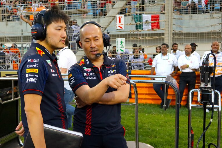 F1の現場で多くの経験を積んできた吉野氏（右）。現在はチーフメカニックとして現場をマネジメントしている　©Masahiro Owari