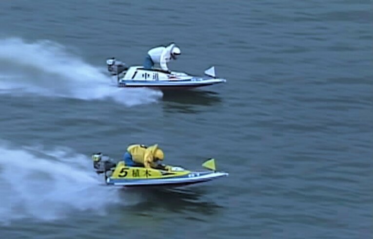 1995年の第10回グランプリ優勝戦。ゴール直前まで激しい競り合いが続く（提供：BOAT RACE振興会）
