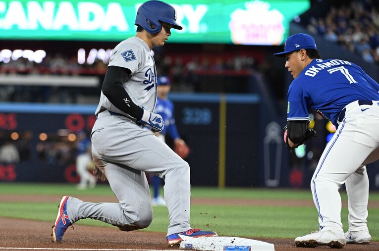 昨季のワールドシリーズで激戦を繰り広げたドジャースとブルージェイズ。大谷翔平と岡本和真の“共演”としても注目された ／ photograph by Imagn/REUTERS/AFLO