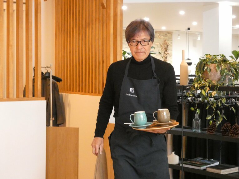 カフェの店頭に立つ“元1億円投手”田之上慶三郎さん ©Kotaro Tajiri