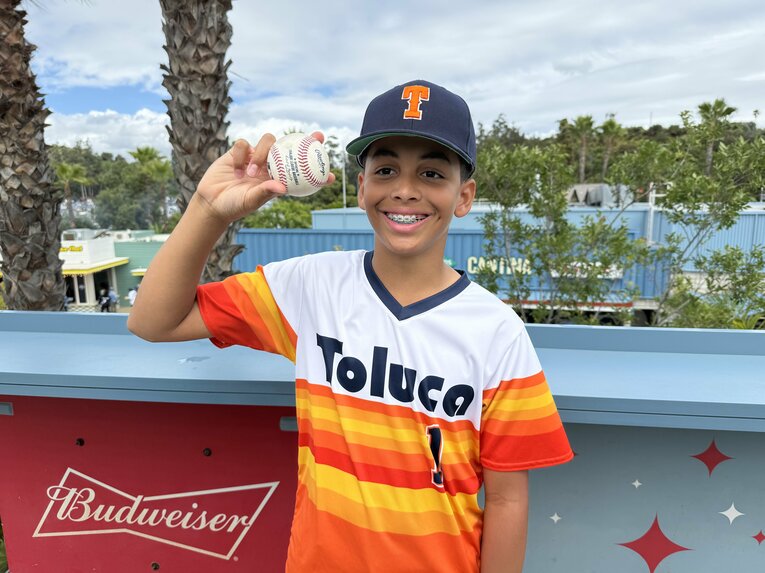 【テレビに映らないドジャースの日常】HRボールをゲットしてニッコリの少年（写真は右に続きます）©Naoyuki Yanagihara