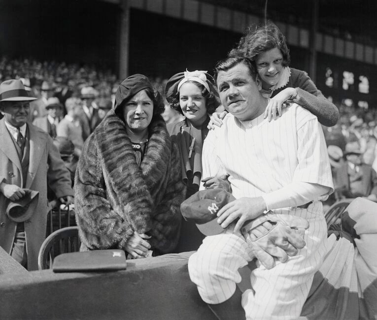 ルースの2番目の妻クレア（写真左）、娘のジュリア（左から2番目）とドロシー（右）　©Getty Images